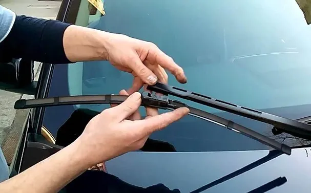 Thay thế cần gạt nước định kỳ để đảm bảo tầm nhìn, yếu tố cốt lõi của bảo dưỡng xe ô tô đúng cách