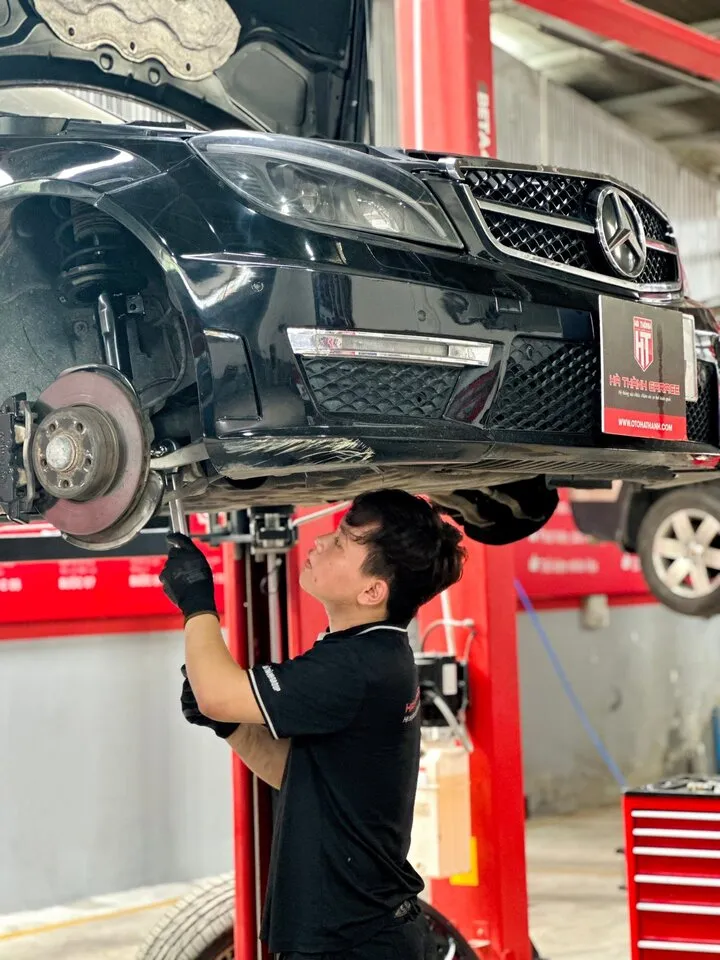 Hình ảnh bảo dưỡng xe Mercedes C200 tại Hà Thành Garage