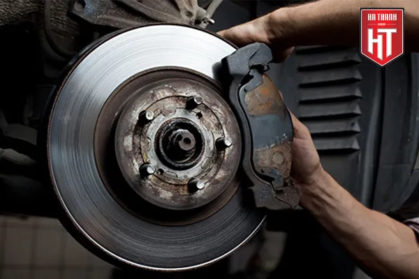 Hình ảnh đĩa phanh ô tô bị gỉ sét nặng dẫn đến hiện tượng ô tô bị bó phanh