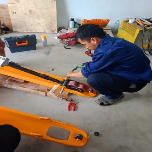 Kỹ thuật viên đang kiểm tra xe nâng tay tại khu công nghiệp