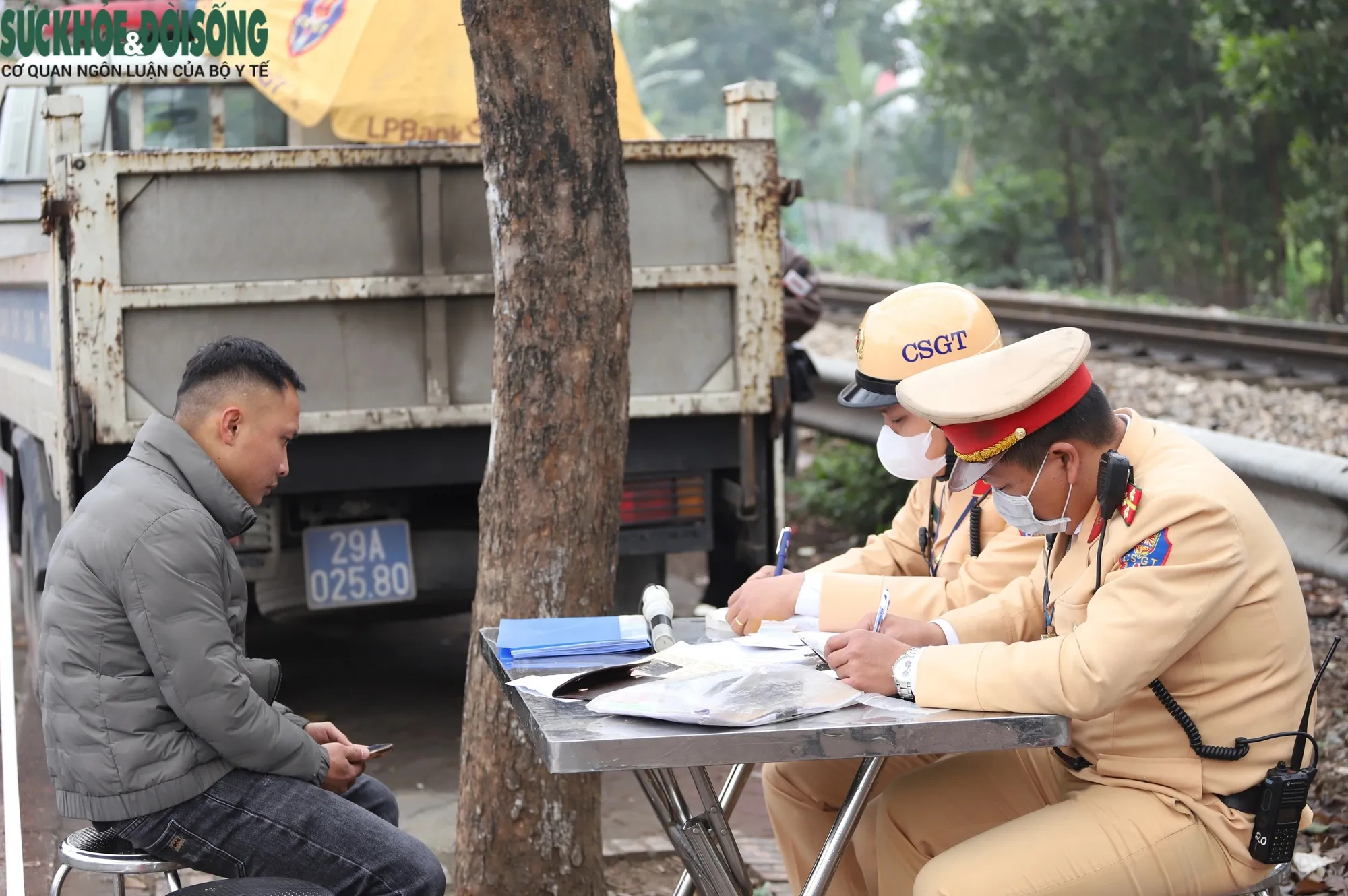 Về quê ăn Tết, nhiều người mang theo cả xe máy