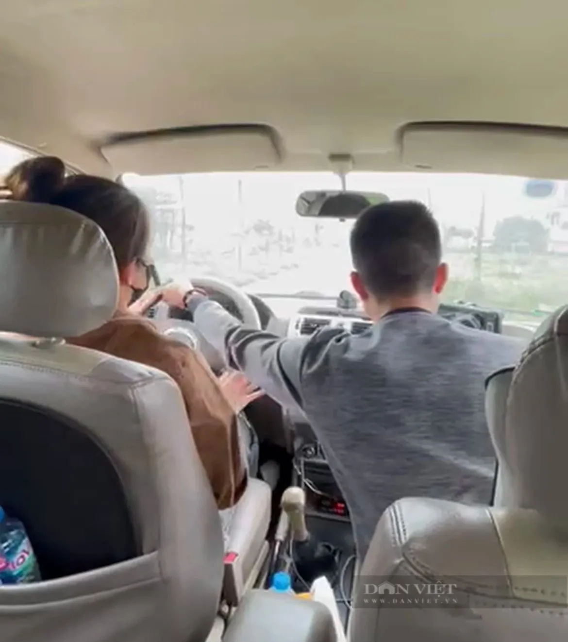 Học viên thực hành lái xe ô tô trong sa hình sát hạch, chuẩn bị cho kỳ thi cấp phép