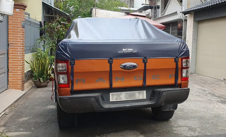 Bạt trùm xe bán tải màu xanh rêu quân đội đã lắp đặt thực tế