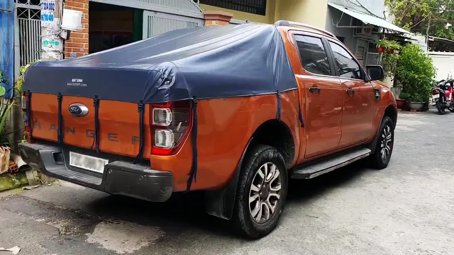 Bạt thùng xe bán tải màu xanh đen cuộn gọn khi không sử dụng