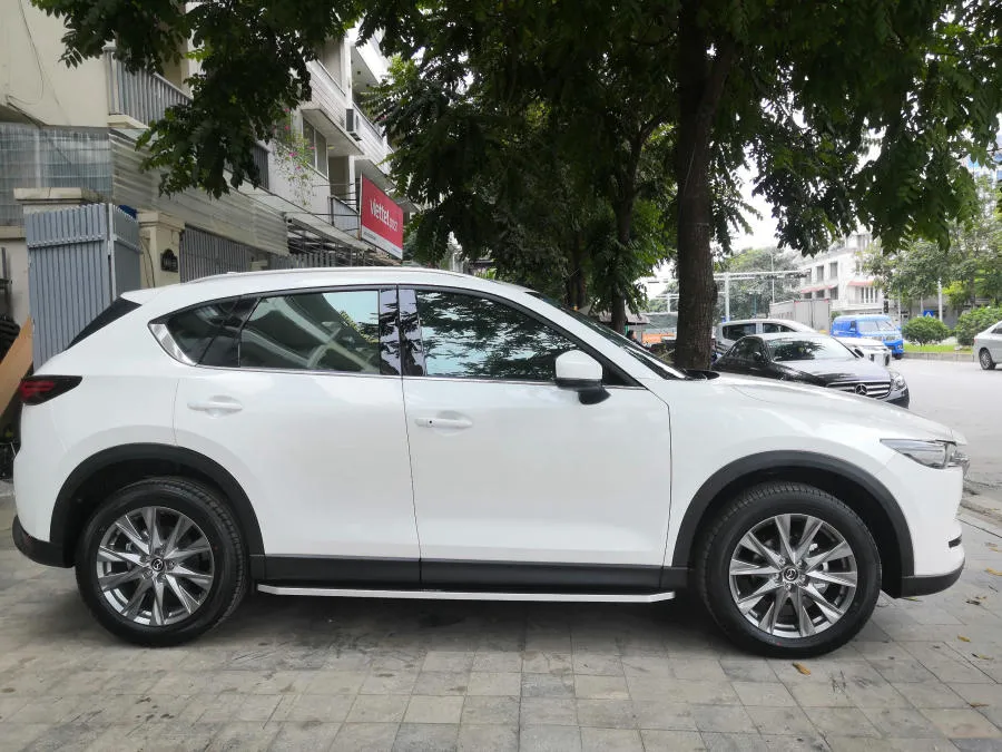 Lốp xe và bánh xe sạch sẽ, được dưỡng bóng là chi tiết cuối cùng hoàn thiện quy trình vệ sinh ô tô đúng cách