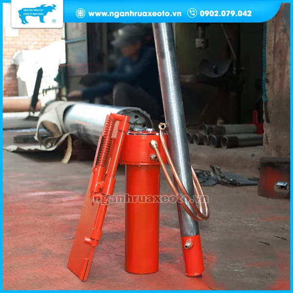 Thiết bị ben nâng giúp nâng hạ xe máy phục vụ công tác rửa xe sạch sẽ