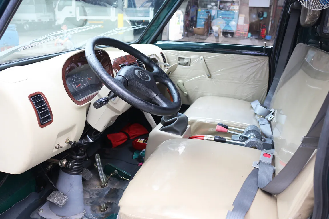 Nội thất cabin xe ben Chiến Thắng 1.2 tấn với vô lăng và bảng điều khiển đơn giản