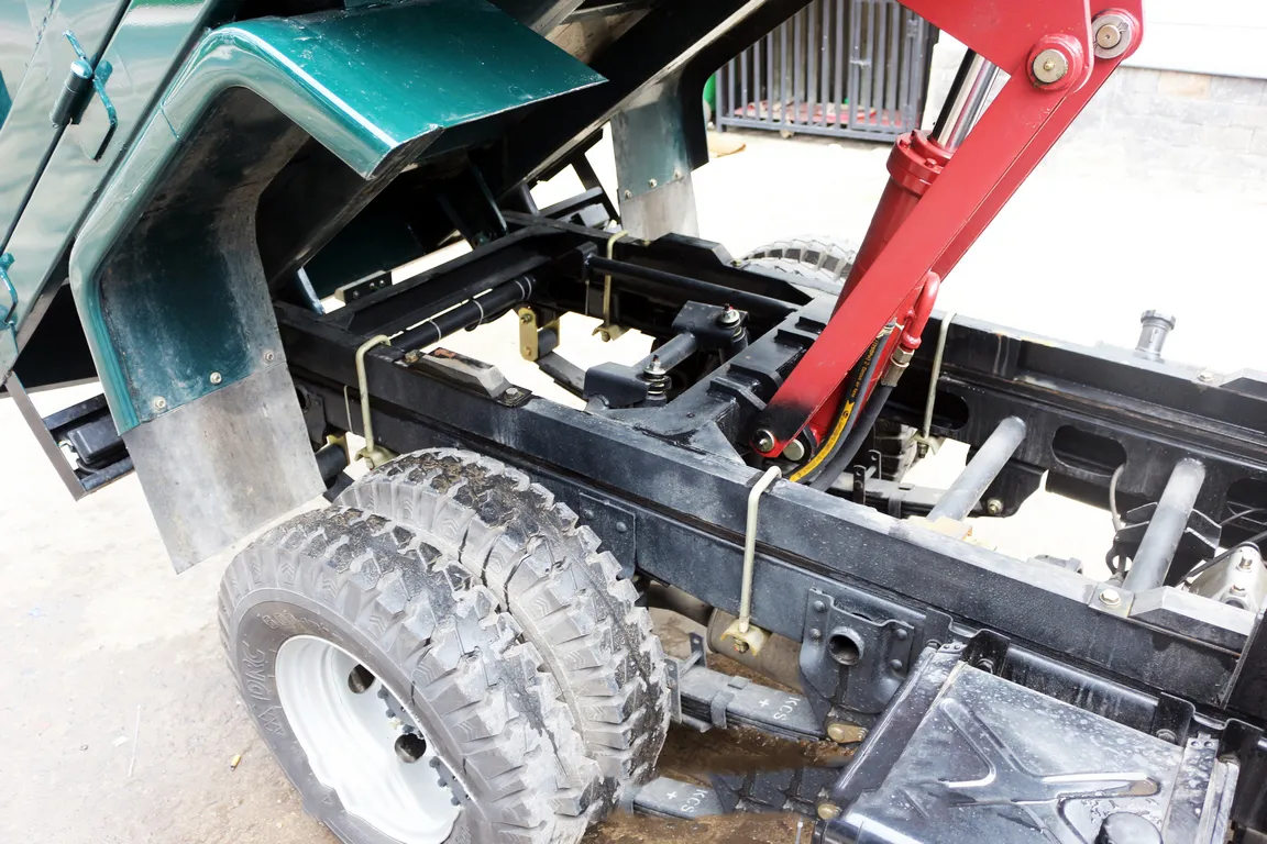 Cận cảnh hệ thống nâng hạ ben của xe ben Chiến Thắng 1.2 tấn
