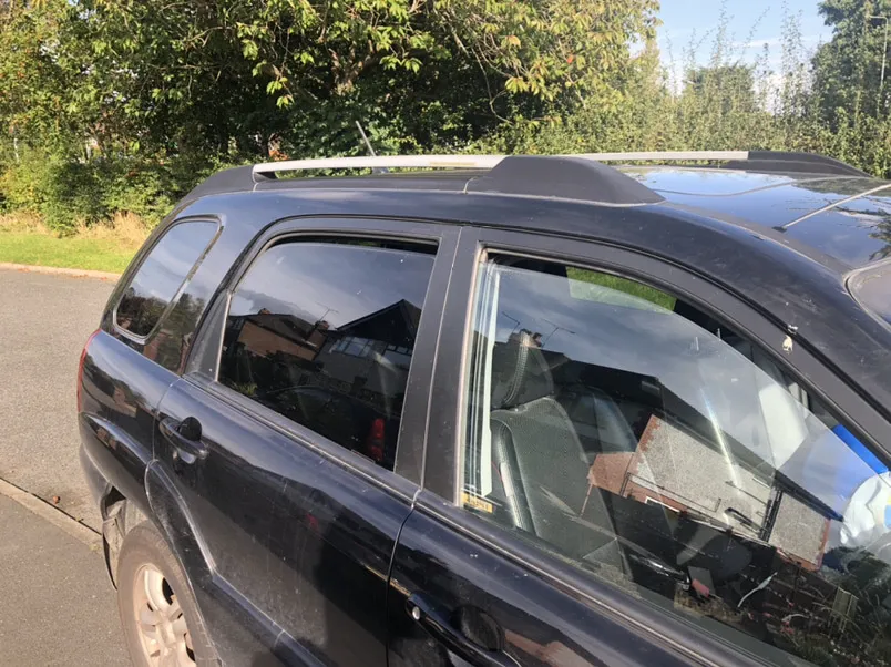 Khi ngủ trong xe ô tô vào mùa hè, nên bật điều hòa lấy gió ngoài và hạ cửa kính khoảng 1,5 – 2,5 cm để thông thoáng không khí