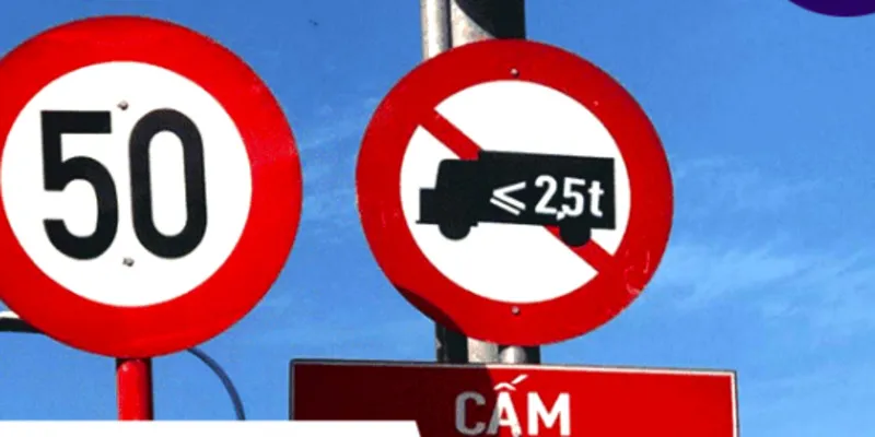 Lực lượng chức năng kiểm tra và xử lý xe tải vi phạm biển cấm