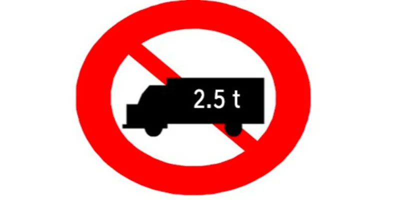Biển báo cấm xe tải 2.5 tấn P.106b theo quy chuẩn mới nhất