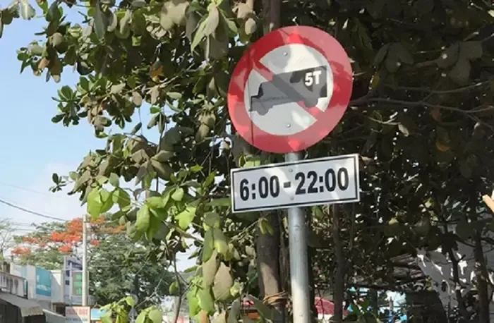 Biển P.106a cấm xe tải từ 1.5 tấn trở lên