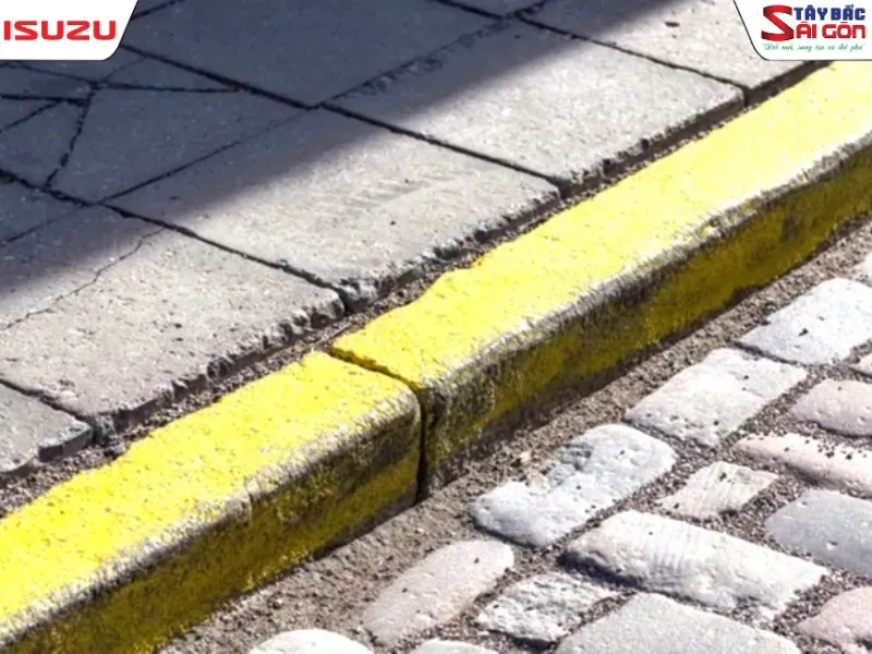 So sánh biển phụ phạm vi và khoảng cách đi kèm biển cấm dừng đỗ xe.