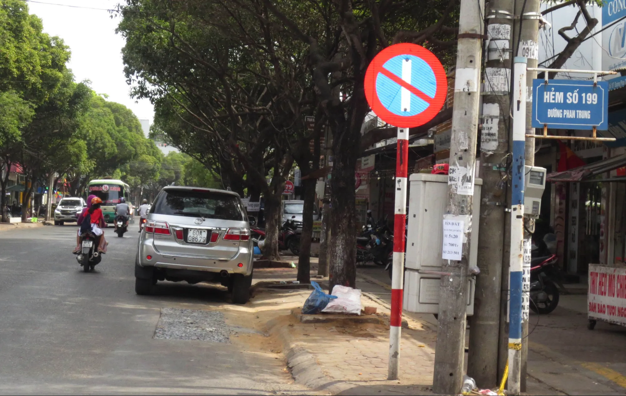 Biển báo cấm quay đầu xe ô tô P.124a thuộc các biển cấm ô tô