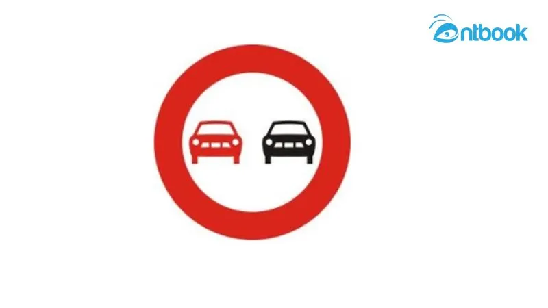 Hai chiếc ô tô trên biển báo P.125 thể hiện lệnh cấm vượt chung cho xe cơ giới