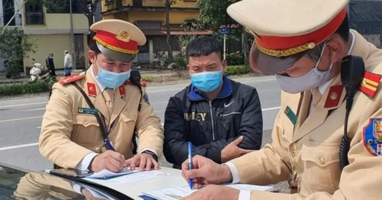 Các biện pháp cảnh báo và đảm bảo an toàn bắt buộc khi xe tải vận chuyển hàng hóa có chiều dài vượt quá thùng xe