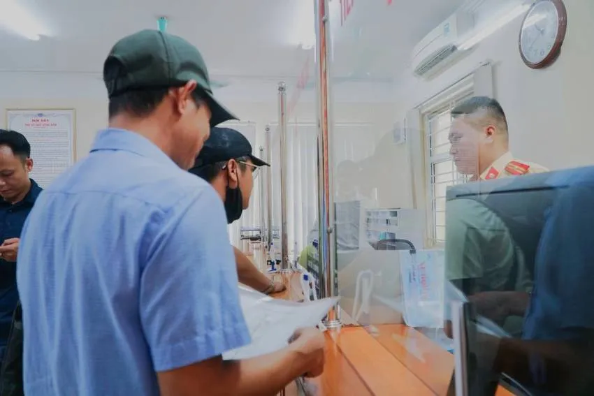 Biển số xe ô tô đang được gắn hoặc kiểm tra