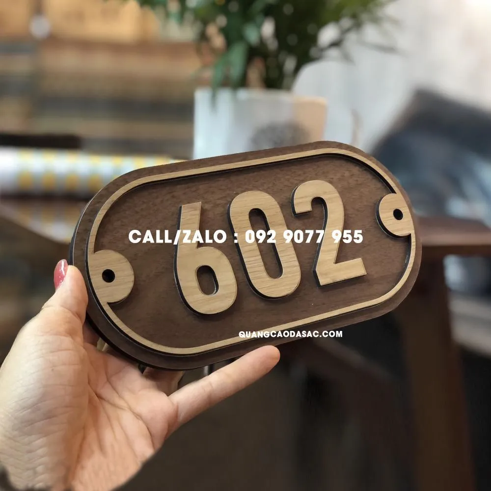 Thi công biển số nhà bằng gỗ tại xưởng
