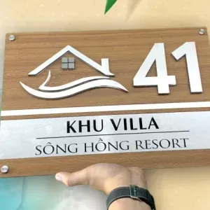 Biển số nhà mica cán vân gỗ bền bỉ