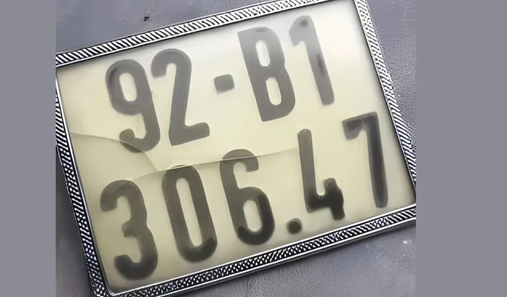 Phương pháp làm sạch biển số xe bị ngả màu bằng dung dịch chuyên dụng