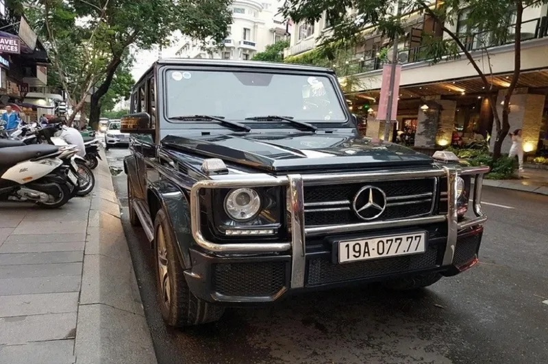 Cán bộ cảnh sát giao thông đang hướng dẫn người dân làm thủ tục đăng ký biển số xe 19