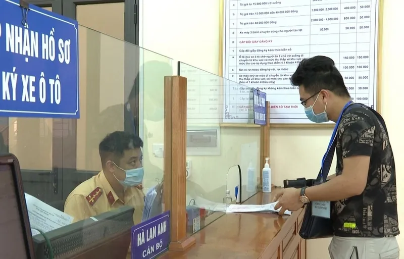 Nhân viên kỹ thuật đang kiểm tra định kỳ cho dòng xe tải TMT Motors tại trung tâm bảo hành