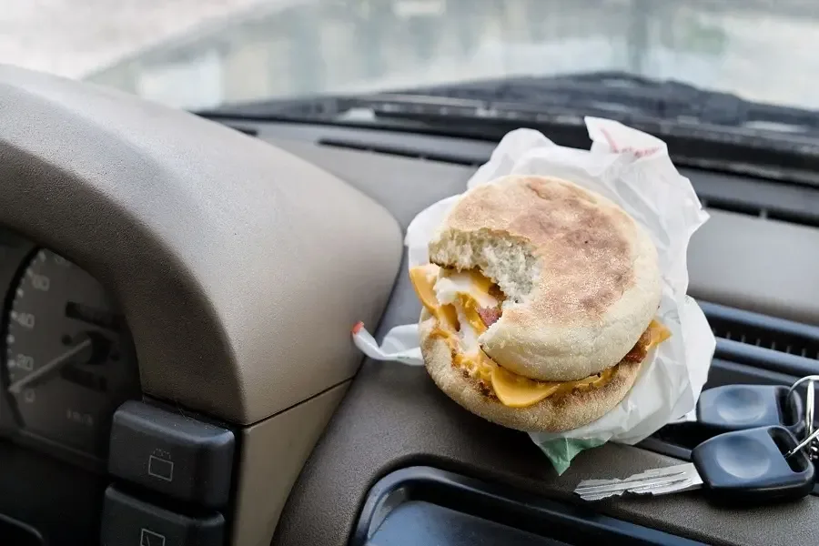 Thức ăn rơi vãi trong xe là nguyên nhân phổ biến gây mùi hôi Thức ăn có thể gây mùi trong ô tô