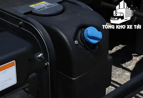 Bình dung dịch Ure được lắp đặt ẩn sau cản hông xe ben Daewoo, phục vụ tiêu chuẩn khí thải Euro 4