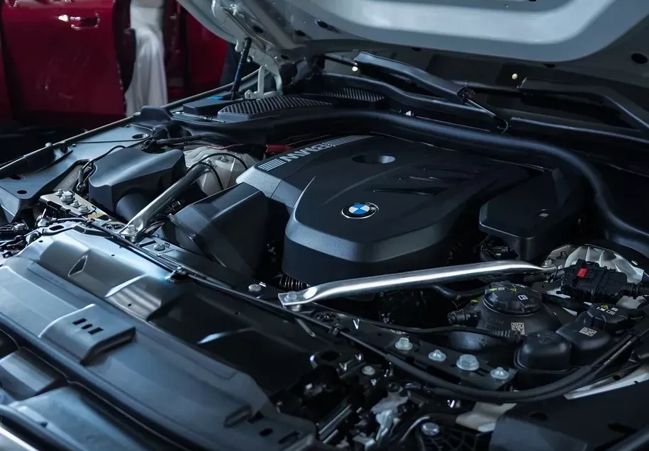 Động cơ BMW 530i M Sport.