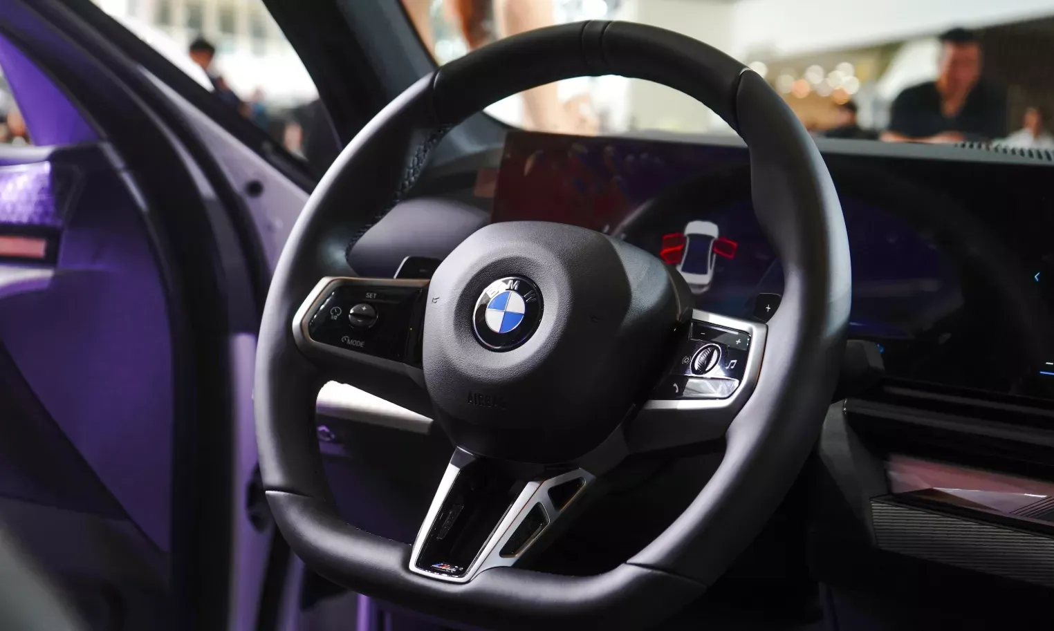 Vô lăng xe BMW 530i M Sport.