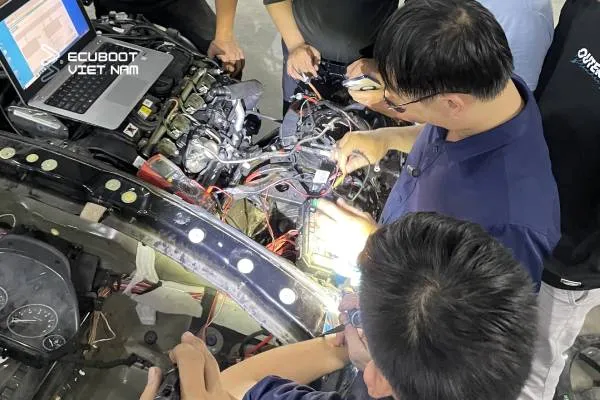 Học viên thực hành chẩn đoán trên xe BMW tại xưởng EcuBoot