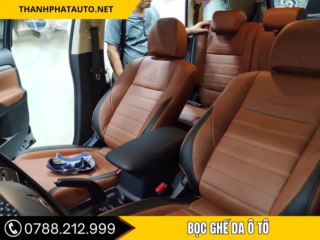 Chuyên gia đang tiến hành bọc ghế da ô tô tận nơi, đảm bảo quy trình lắp đặt bọc ghế ô tô giá rẻ chuyên nghiệp