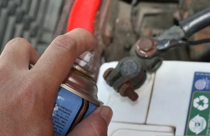 Bôi mỡ lithium cho ắc quy để chống ăn mòn và tăng tuổi thọ