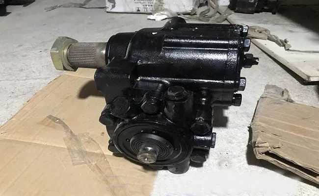 Người lái xe tải kiểm tra hệ thống điều khiển