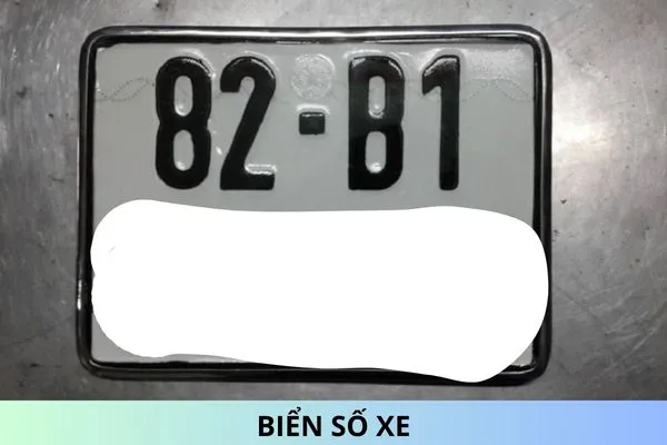 Cận cảnh một biển số xe ô tô có ký hiệu 82
