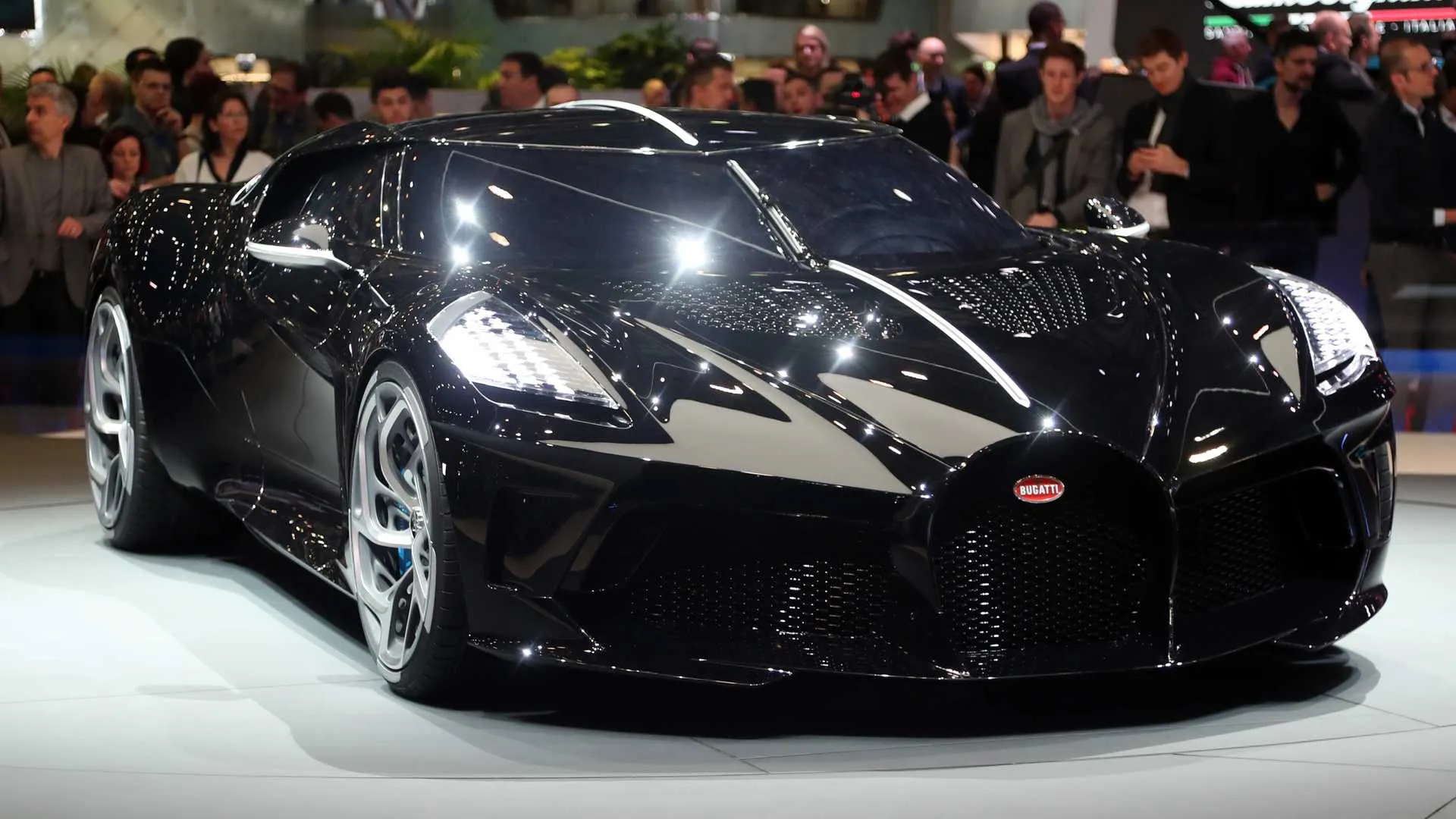 Siêu xe màu đen huyền bí Bugatti La Voiture Noire tỏa sáng dưới ánh đèn sân khấu Geneva.