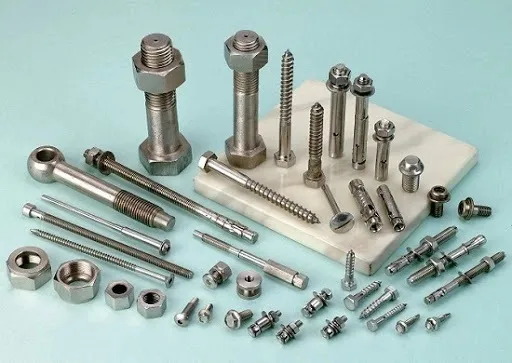 Kiểm tra tình trạng các con ốc vít và dây dẫn trong khoang máy để đánh giá xe có bị tua ODO hay không