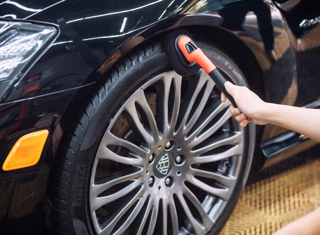 Dưỡng lốp xe ô tô bằng hóa chất chuyên dụng