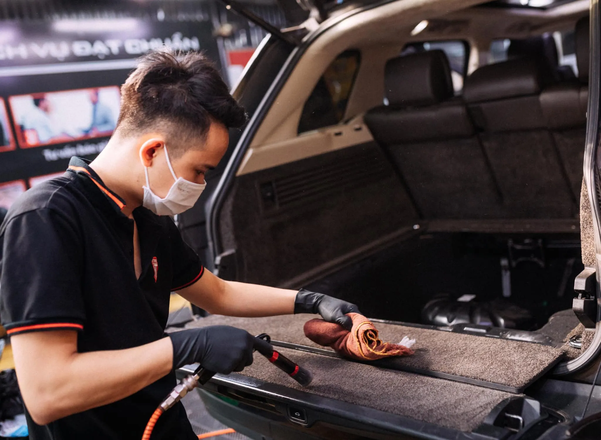 Hút bụi và làm sạch sơ bộ nội thất ô tô