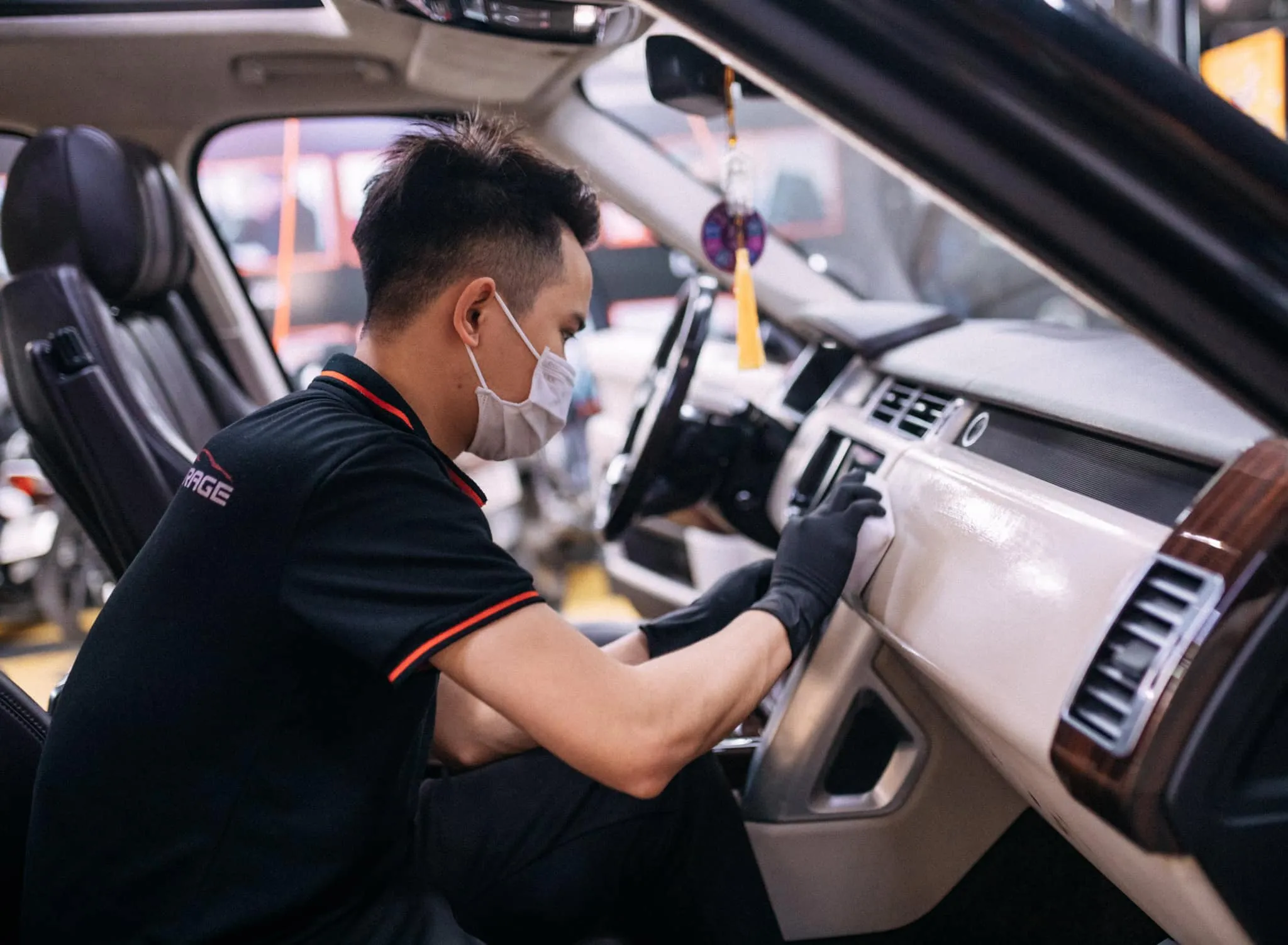 Làm sạch taplo và chi tiết nhựa cao su