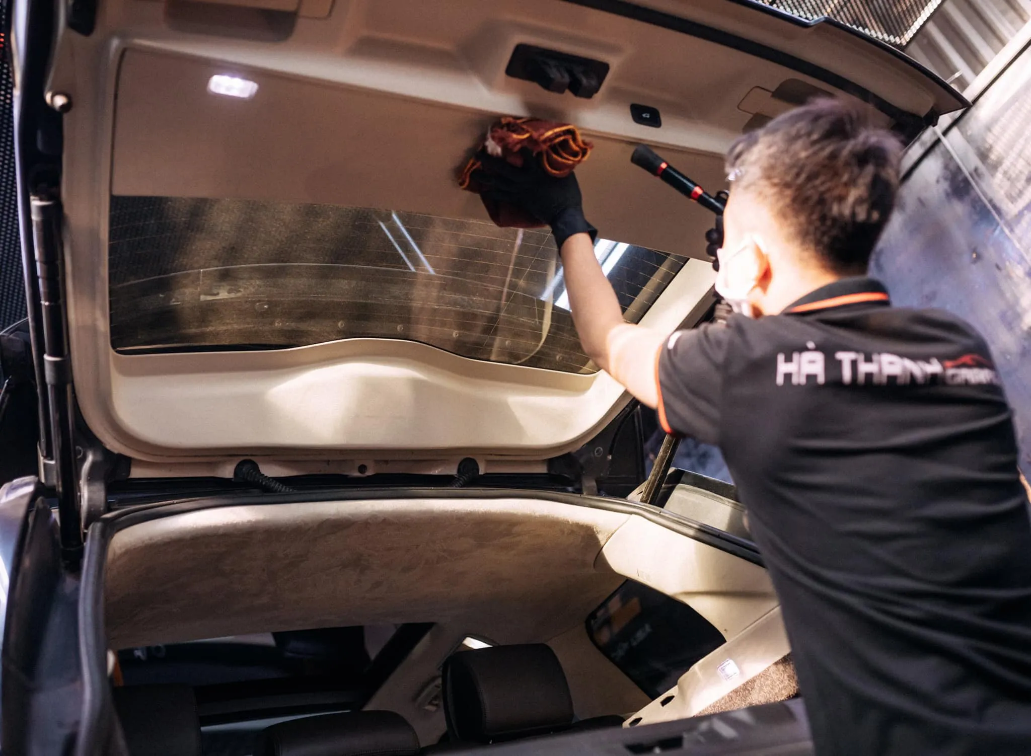 Vệ sinh trần xe chuyên nghiệp bằng súng Torado