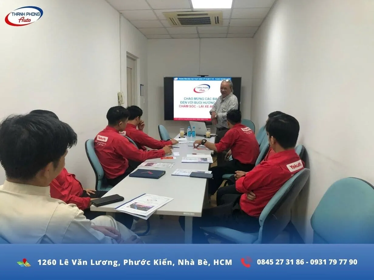 Buổi học lý thuyết khóa Chăm sóc - Lái xe an toàn