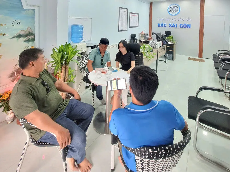 Nhân viên HTX Bắc Sài Gòn Hỗ Trợ Tài Xế