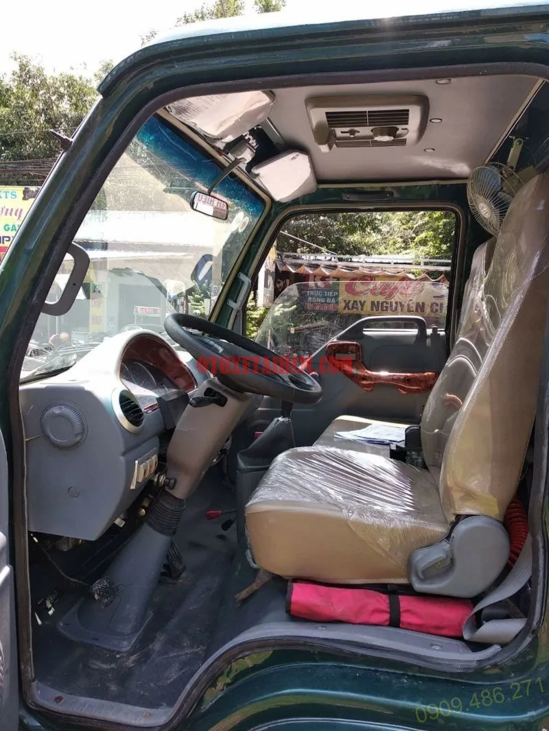Nội thất cabin xe ben Chiến Thắng cũ với ghế và taplo sạch sẽ