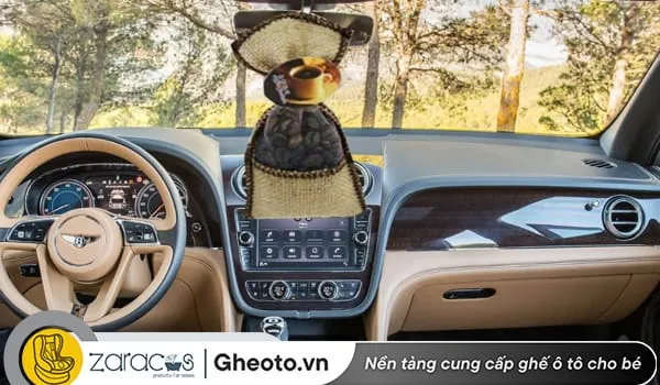 su-dung-ca-phe-va-nuoc-hoa-de-khu-mui-tanh-tren-oto
