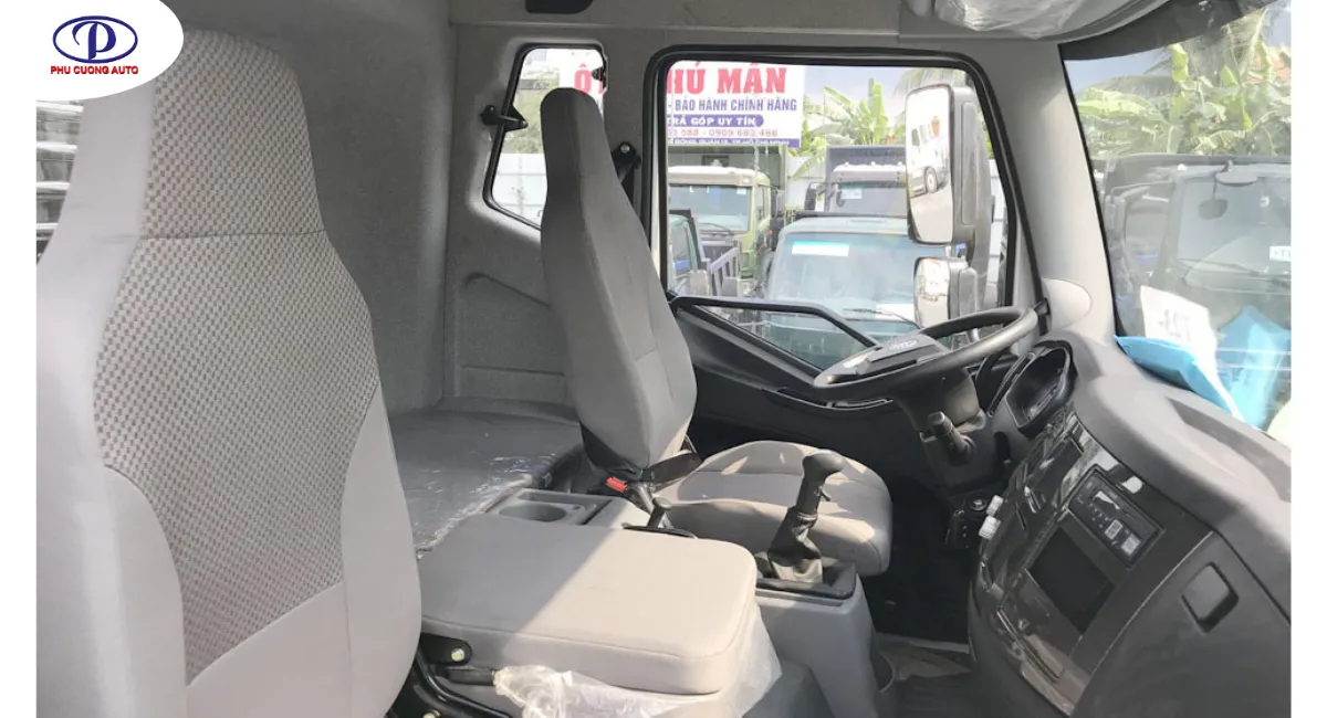 Cabin rộng với 3 chỗ ngồi và 1 giường nằm thoải mái cho tài xế