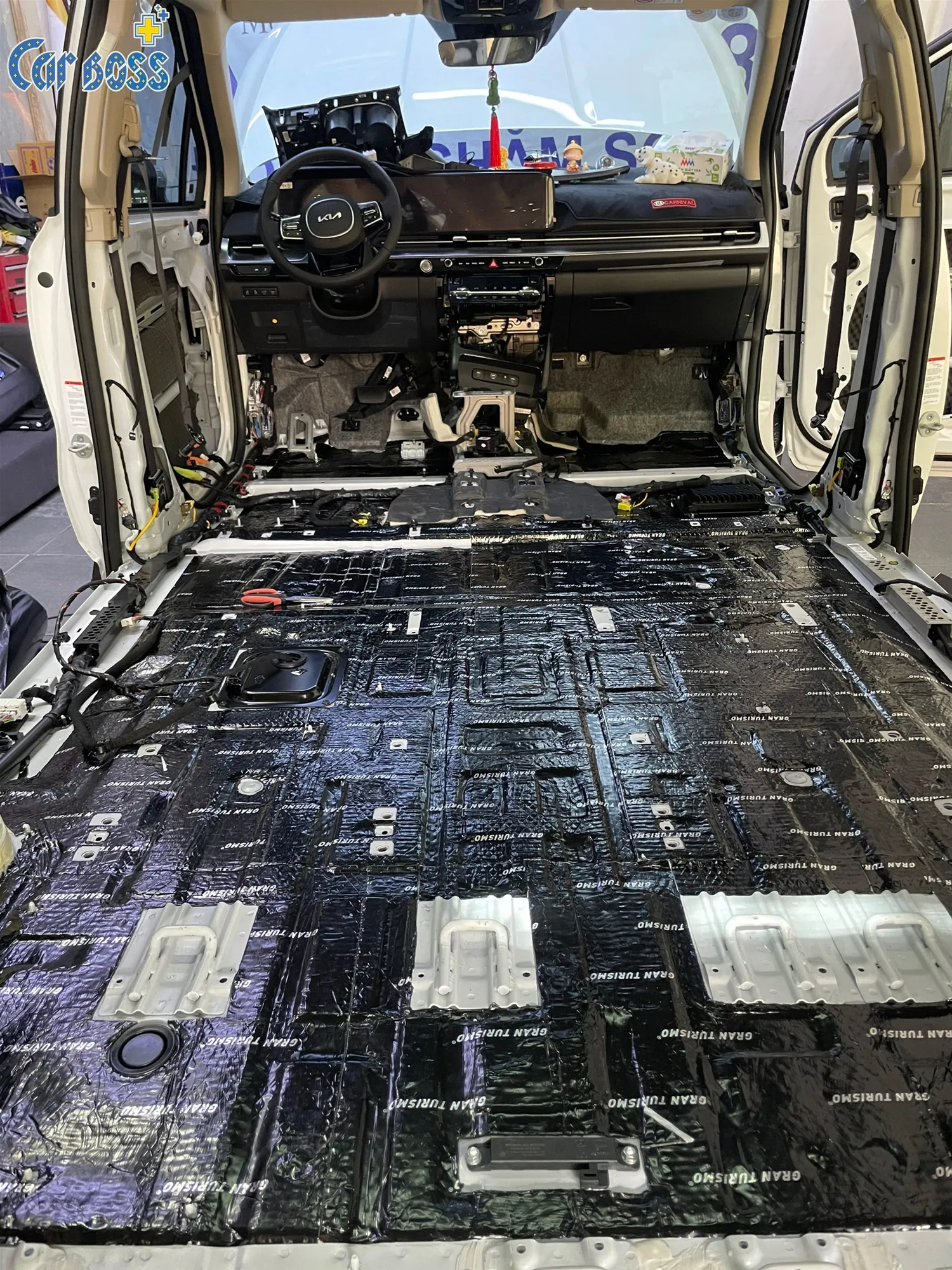 Thi công dán vật liệu cách âm GT GRAN TURISMO 2.0 và Carpet 6.0 cho sàn xe hơi