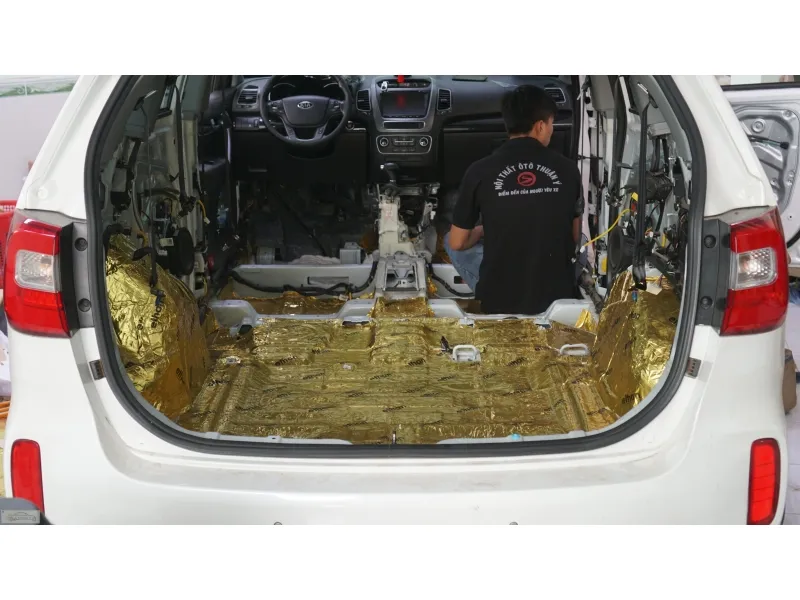 Minh họa một chiếc xe ô tô đang được thi công cách âm chống ồn sàn xe ô tô chuyên nghiệp