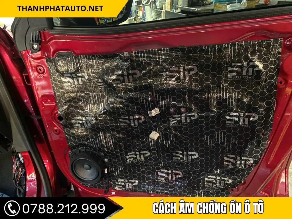 Kỹ thuật viên đang kiểm tra lại hệ thống cách âm chống ồn sau khi hoàn tất lắp đặt