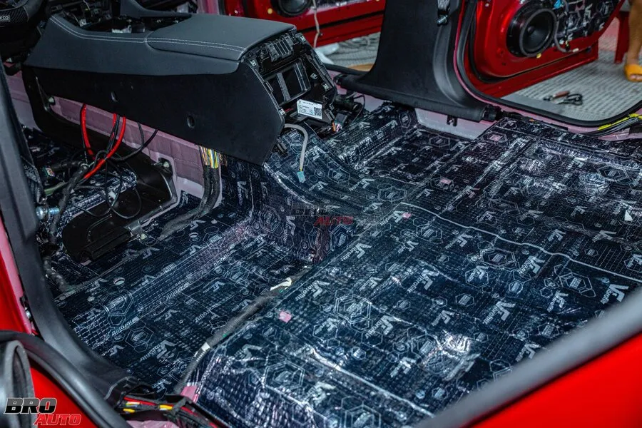 Kỹ thuật dán cách âm sàn xe Vinfast VF8 với vật liệu cách âm ô tô tốt nhất